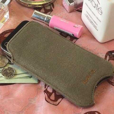 iPhone SE, Case in Khaki Cotton Twill Screen Cleaning